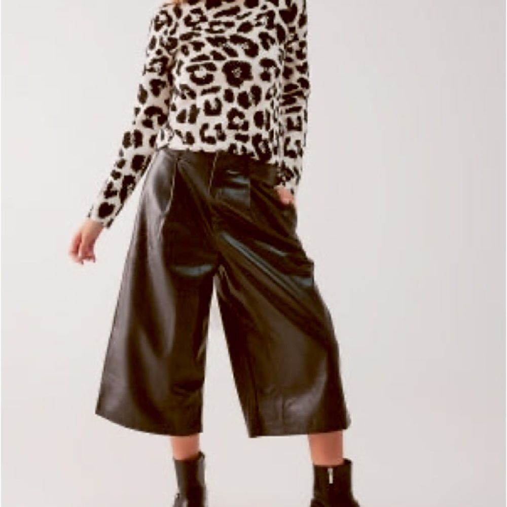 New Q2 Black Wide Leg Crop Vegan Leather Pants - Picture 6 of 12